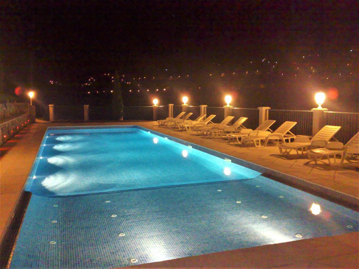 บีแอนด์บี อบอุ่น เงียบสงบ พร้อมครัวและสระว่ายน้ำ Bed & Breakfast กราส ภายนอก รูปภาพ